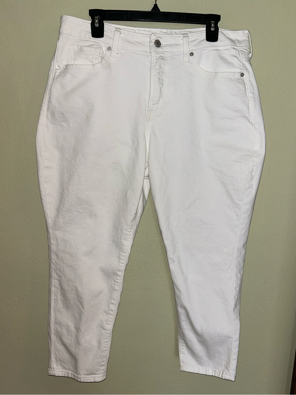 Old Navy White Jeans ~ 16 Short/Curvy ~ Slim Ankle with extra “curve” in the hip